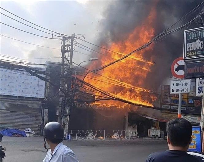 Hỏa hoạn thiêu rụi cửa hàng nội thất